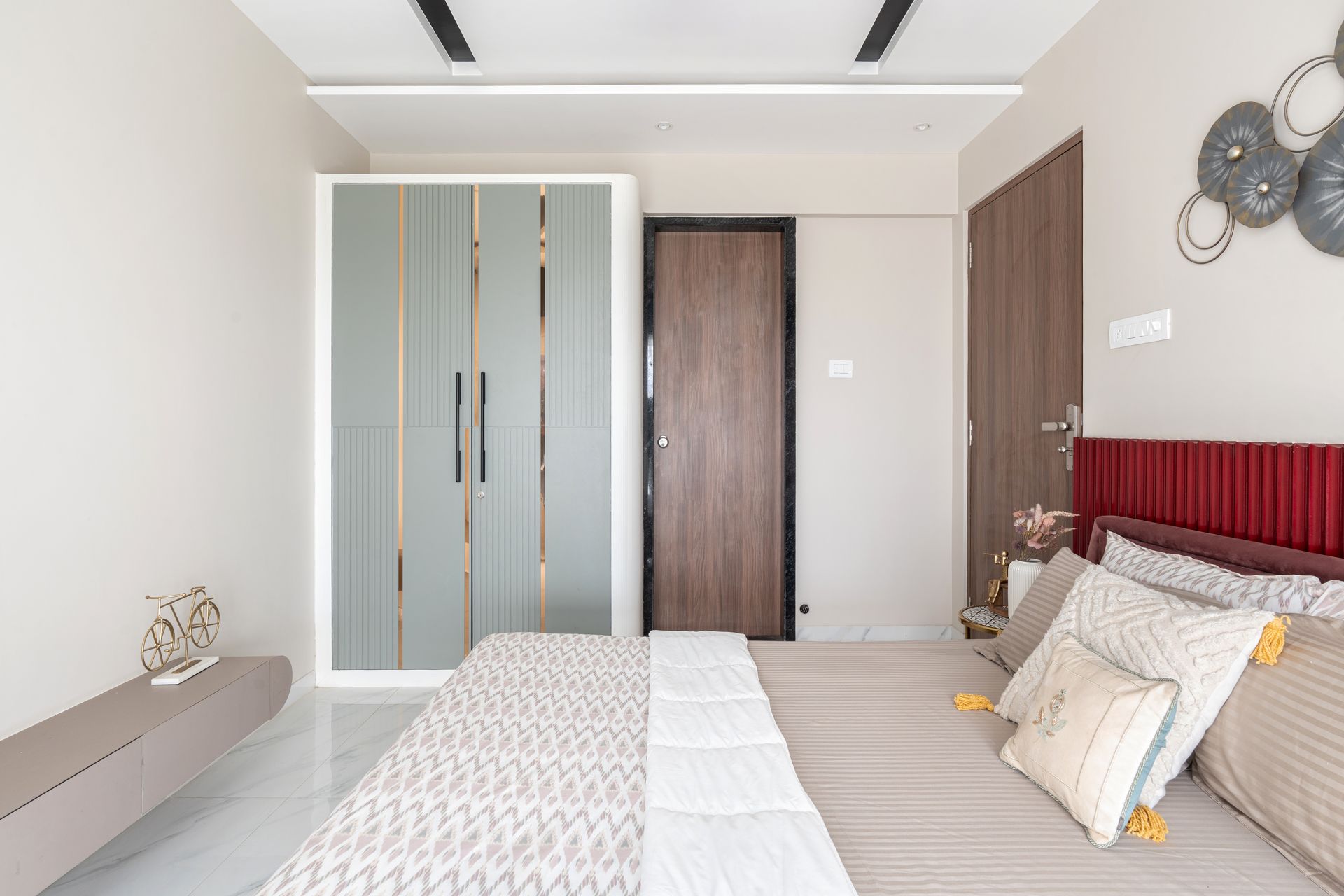 Wardrobe with reeded glass and gold trims